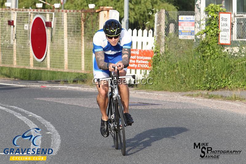 20180605-0076.jpg - Medway Tri Rider Karl Murley at GCC Evening 10 Time Trial 05-June-2018.  Isle of Grain, Kent.