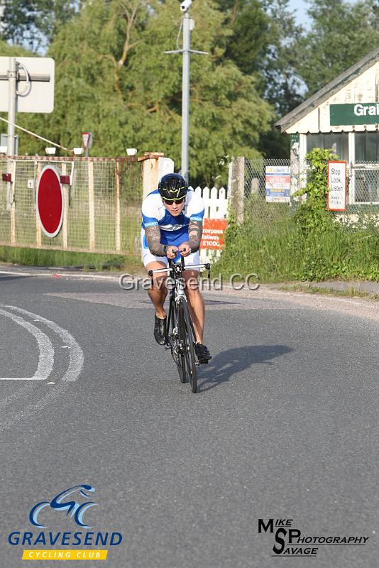 20180605-0077.jpg - Medway Tri Rider Karl Murley at GCC Evening 10 Time Trial 05-June-2018.  Isle of Grain, Kent.
