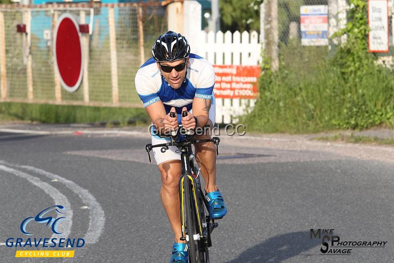 20180605-0104.jpg - Medway Tri Rider Dean Radcliffe at GCC Evening 10 Time Trial 05-June-2018.  Isle of Grain, Kent.