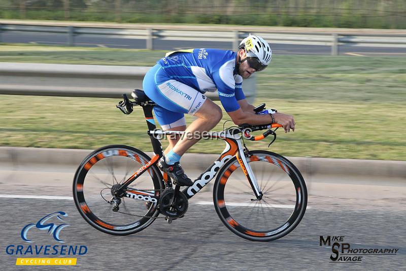 20180605-0381.jpg - Medway Tri Rider G Richards at GCC Evening 10 Time Trial 05-June-2018.  Isle of Grain, Kent.
