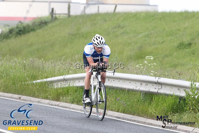 20180612-0122.jpg - Medway Tri Rider Mark Laing at GCC Evening 10 Time Trial 12-June-2018.  Isle of Grain, Kent.