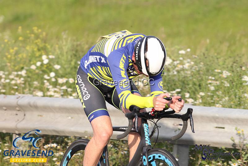 20180612-0186.jpg - Medway Tri Rider Mark O'Brian at GCC Evening 10 Time Trial 12-June-2018.  Isle of Grain, Kent.
