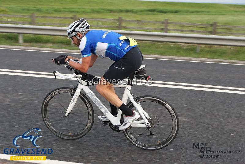20180612-0340.jpg - Medway Tri Rider Mark Laing at GCC Evening 10 Time Trial 12-June-2018.  Isle of Grain, Kent.