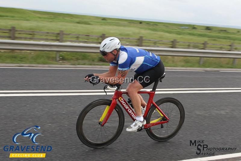 20180612-0359.jpg - Medway Tri Rider Mark Bryant at GCC Evening 10 Time Trial 12-June-2018.  Isle of Grain, Kent.