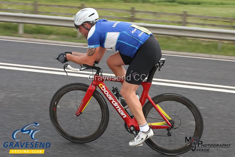 20180612-0361.jpg - Medway Tri Rider Mark Bryant at GCC Evening 10 Time Trial 12-June-2018.  Isle of Grain, Kent.