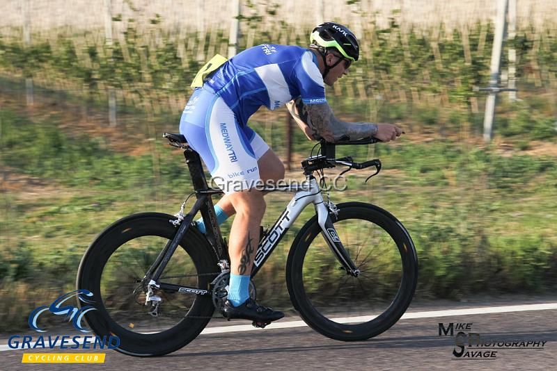 20180703-0170.jpg - Medway Tri Rider Karl Murley at GCC Evening 10 Time Trial 07-July-2018.  Isle of Grain, Kent.