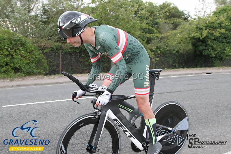 20180814-0110.jpg - Medway Velo Rider Lee Kingston at GCC Evening 10 Time Trial 14-Aug-2018.  Isle of Grain, Kent.