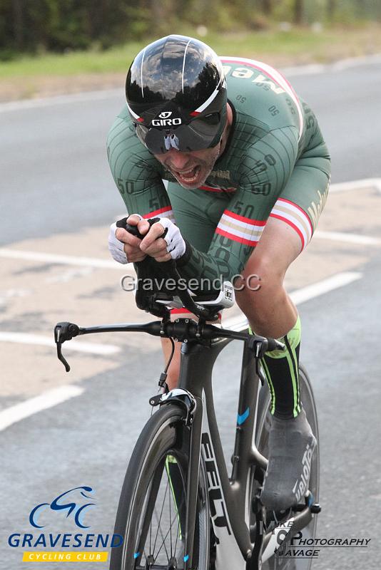 20180814-0303.jpg - Medway Velo Rider Lee Kingston at GCC Evening 10 Time Trial 14-Aug-2018.  Isle of Grain, Kent.