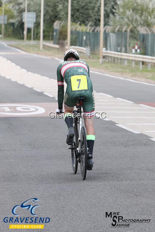 20180814-0304.jpg - Medway Velo Rider Lee Kingston at GCC Evening 10 Time Trial 14-Aug-2018.  Isle of Grain, Kent.