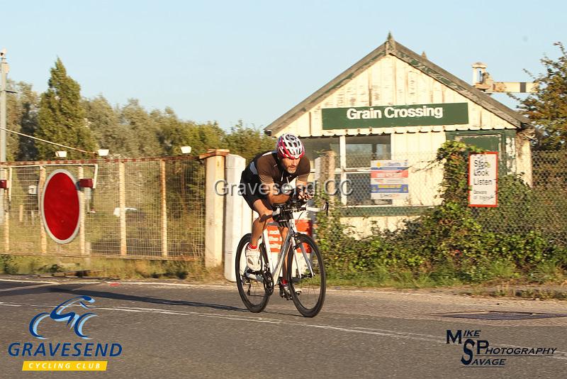 20180821-0138.jpg - Medway Tri Rider Mark Laing at GCC Evening 10 Time Trial 21-August-2018.  Isle of Grain, Kent.