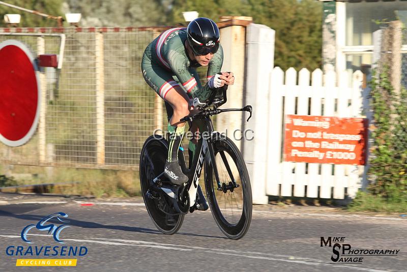 20180821-0153.jpg - Medway Velo Rider Lee Kingston at GCC Evening 10 Time Trial 21-August-2018.  Isle of Grain, Kent.