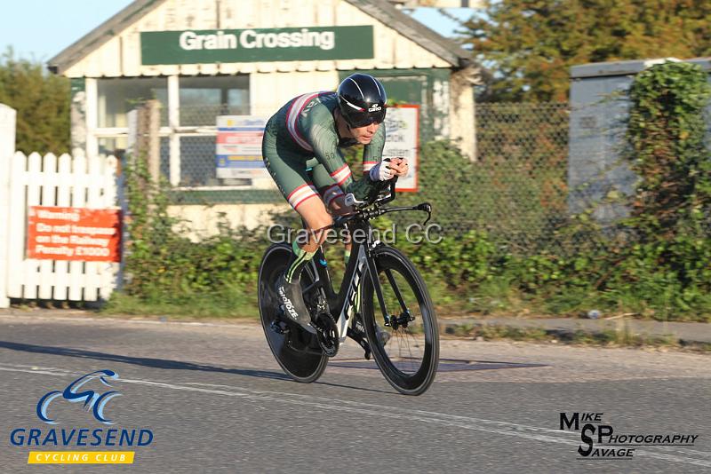 20180821-0155.jpg - Medway Velo Rider Lee Kingston at GCC Evening 10 Time Trial 21-August-2018.  Isle of Grain, Kent.