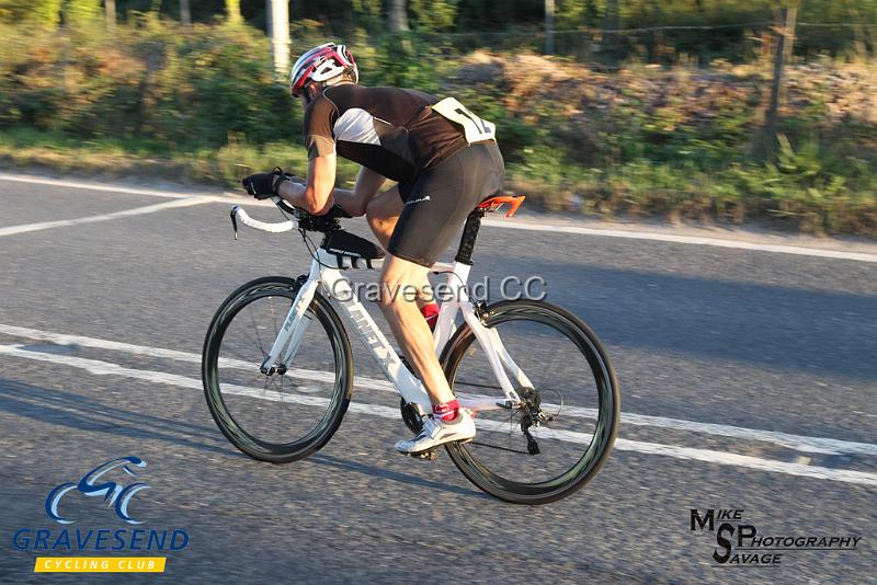 20180821-0436.jpg - Medway Tri Rider Mark Laing at GCC Evening 10 Time Trial 21-August-2018.  Isle of Grain, Kent.