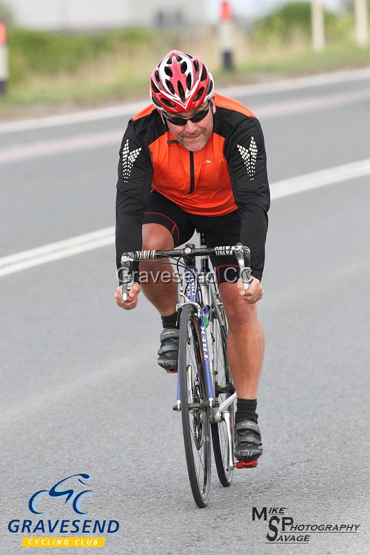 20190507-0001.jpg - Medway Tri Rider Anton Chadwick at GCC Evening 10 Time Trial 07-May-2019.  Course Q10/24 Isle of Grain, Kent.