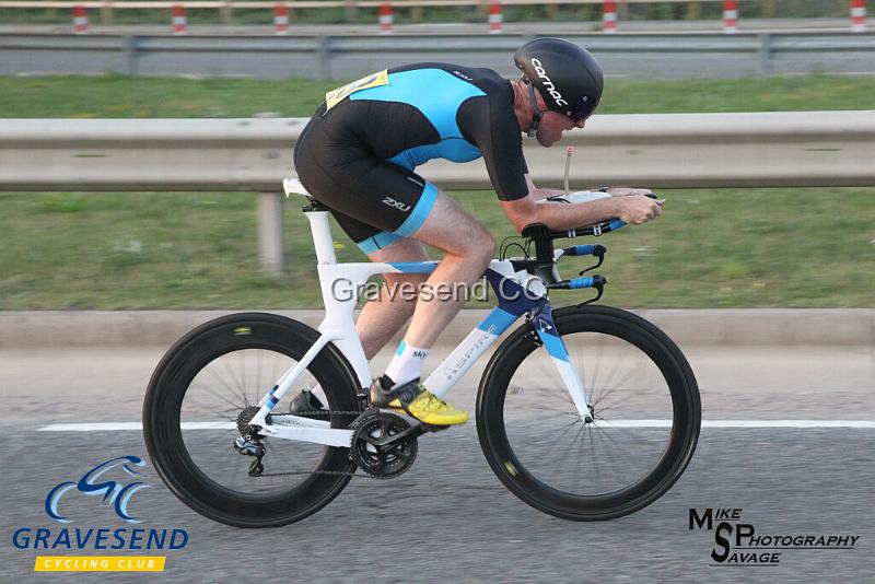 20190827-0562.jpg - Medway Tri Rider Andy Pole at GCC Evening 10 Time Trial 27-August-2019.  Course Q10/24 Isle of Grain, Kent.